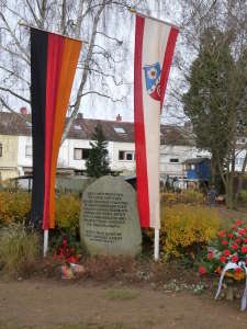 Gebinde am Gedenkstein